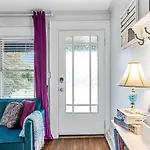 Cheerful Cottage Retreat With Quick Downtown Access
