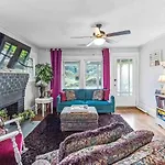 Cheerful Cottage Retreat With Quick Downtown Access