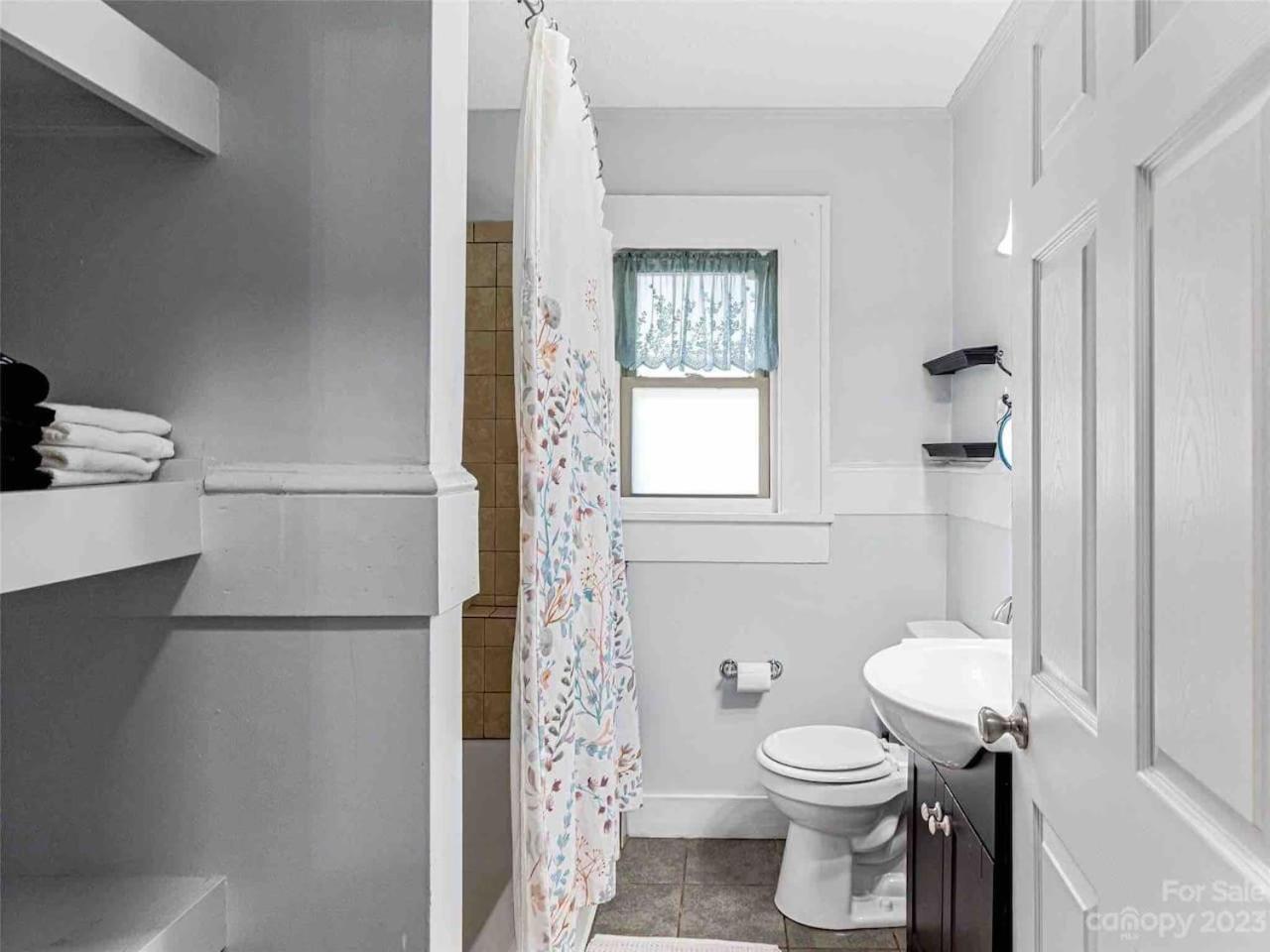 Country house Cheerful Retreat With Quick Downtown Access *