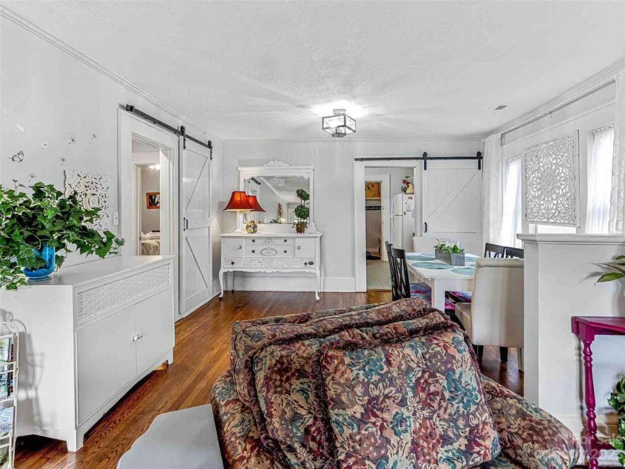 Cheerful Retreat With Quick Downtown Access Country house Asheville