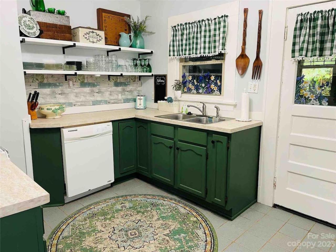 Cheerful Retreat With Quick Downtown Access Asheville